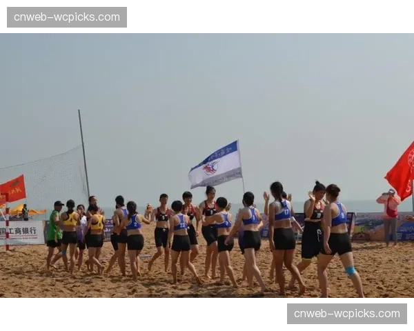 特写:巴西沙滩手球运动员在训练中展示高难度空翻转体射门