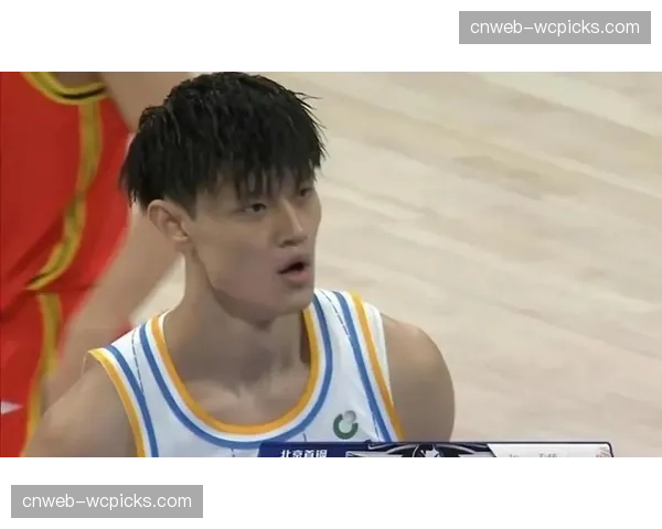 北京首钢官方：曾凡博脚部轻微扭伤，季后赛首轮可以出战