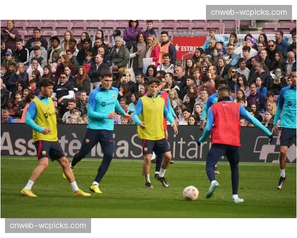 特写：赛季报销的加维现身诺坎普看台，为巴萨队友鼓掌